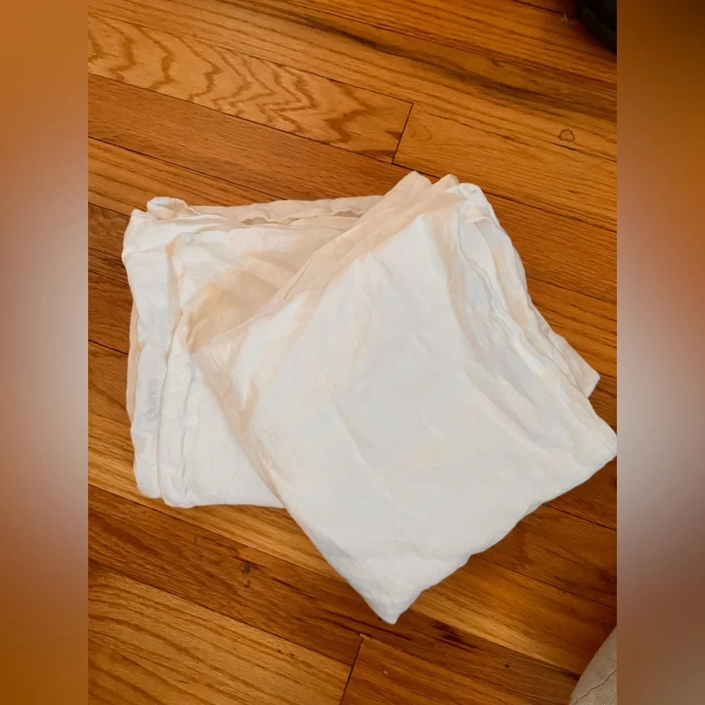 Like New - Quince European Linen Pillowcase Set - White STANDARD - Picture 2 of 2